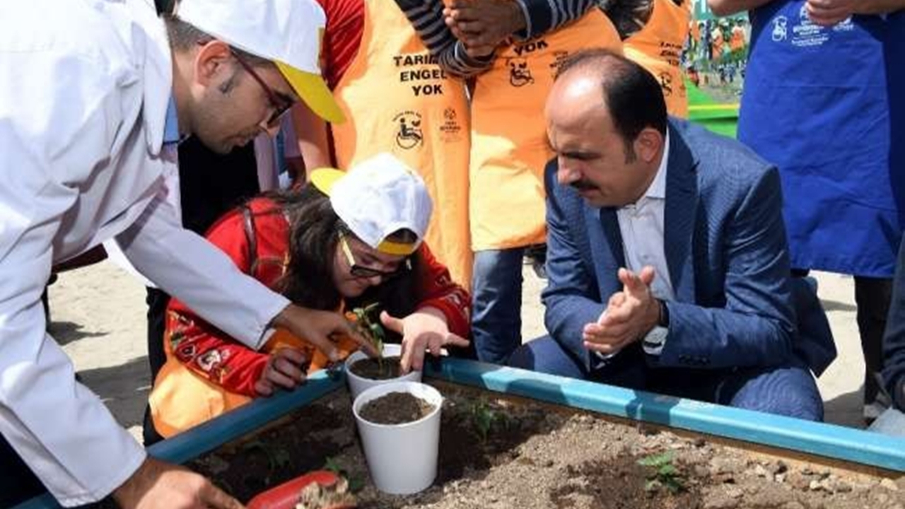 Konya'da Başkan Uğur İbrahim Altay, özel öğrencilerle fide dikti