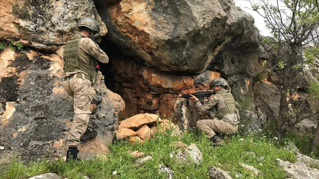 Diyarbakır'da PKK'nın kışlaklarına operasyon!