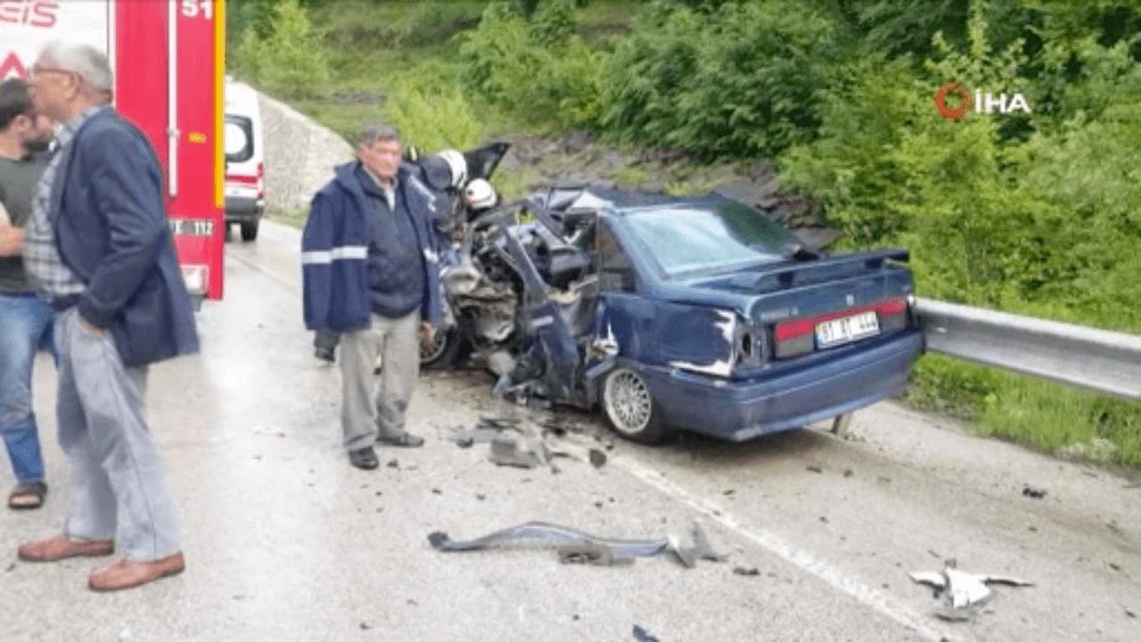 Minibüsle otomobil çarpıştı: 1 ölü, 1 yaralı