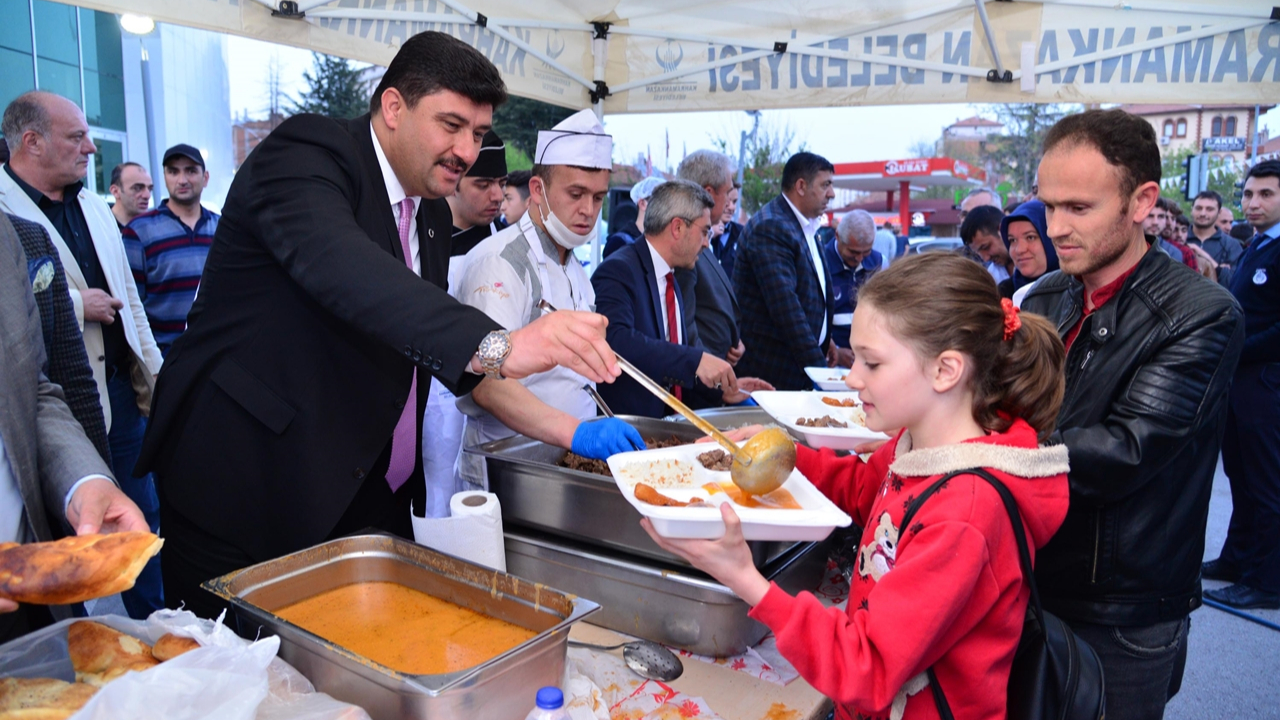 Başkan Oğuz, ilk iftarı vatandaşlarla yaptı!