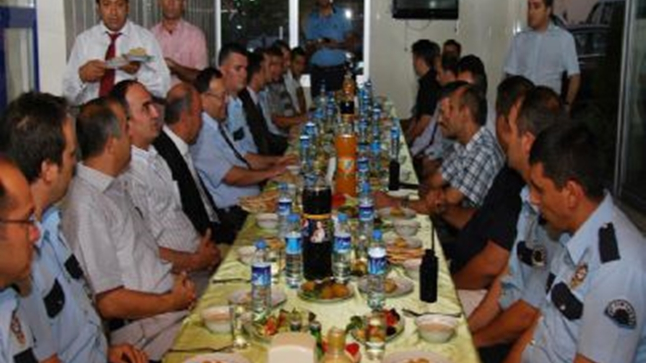 Bilecik'te Vali Bilal Şentürk polislerle beraber iftar açtı