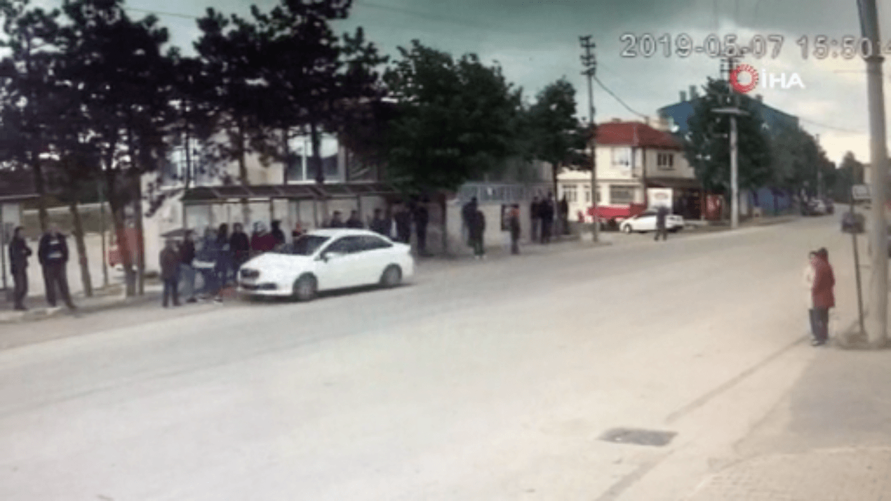 Kontrolden çıkan otomobil durağa daldı!