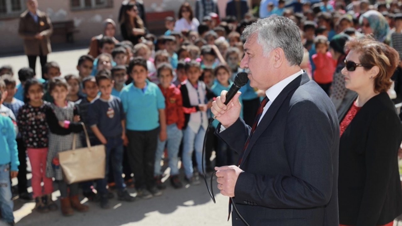 Adana'da Zeydan Karalar’dan eğitime destek