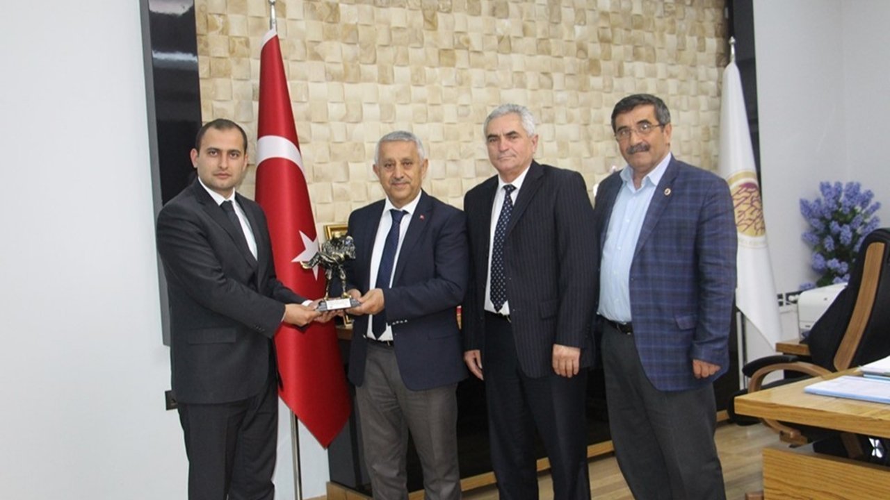 Kütahya Dumlupınar protokol üyelerinden Başkan Mehmet Zeybek’e hayırlı olsun ziyareti