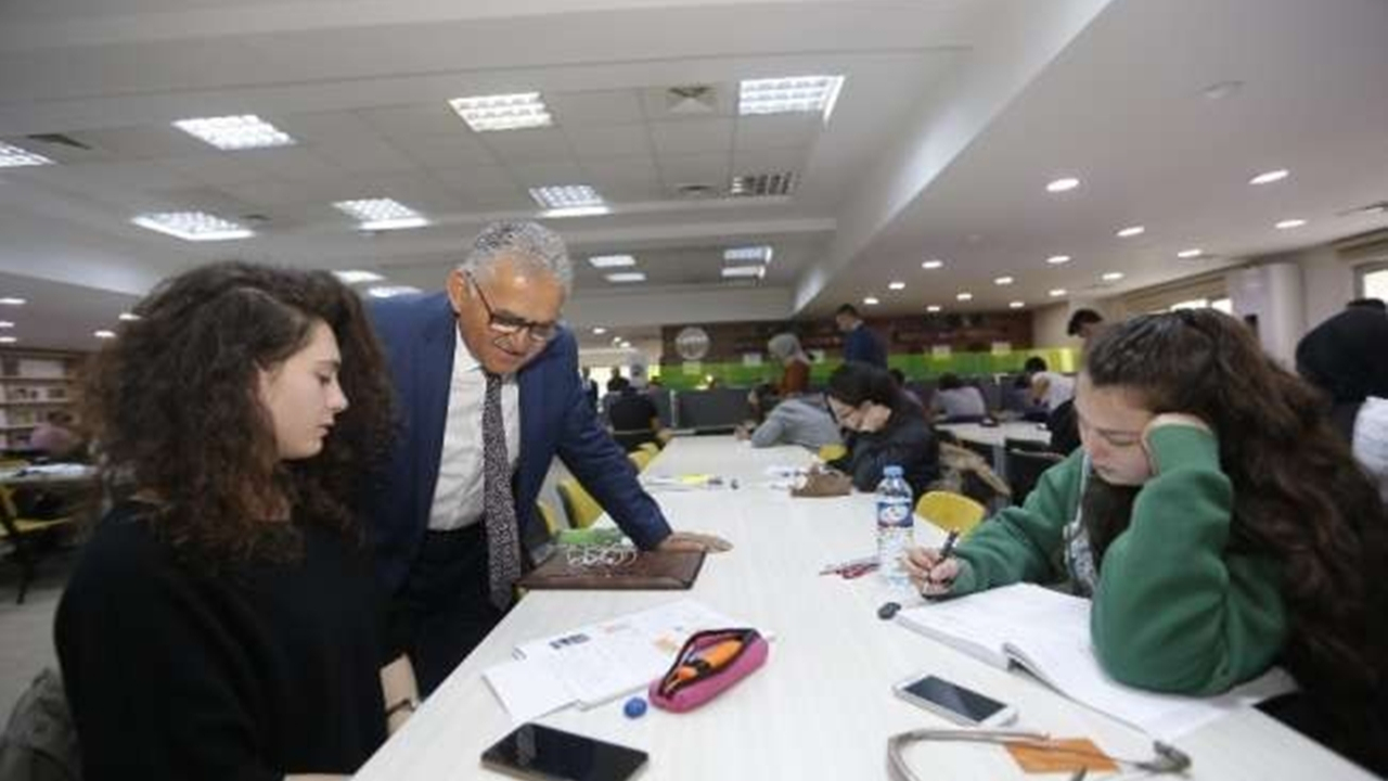 Kayseri'de Başkan Memduh Büyükkılıç’tan Kütüphane Ziyareti