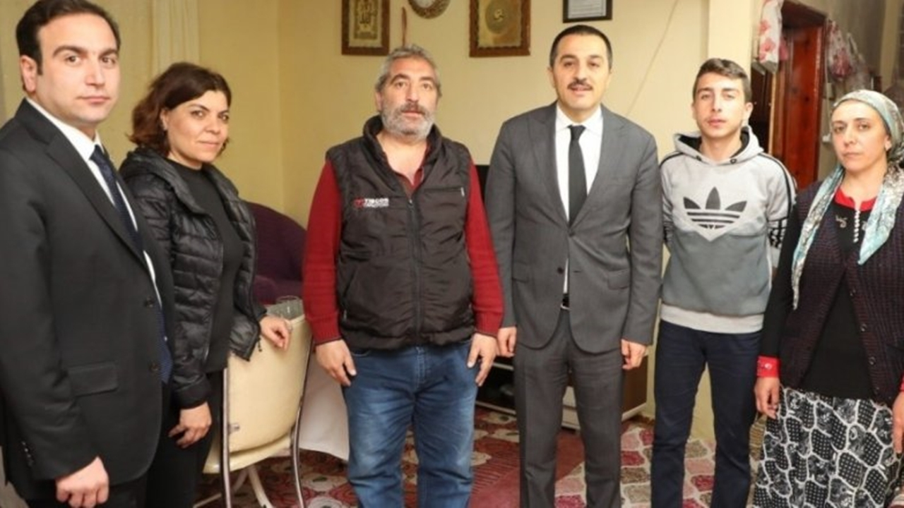 Kars'ta Vali Türker Öksüz, iftarını Demirci ailesiyle birlikte açtı