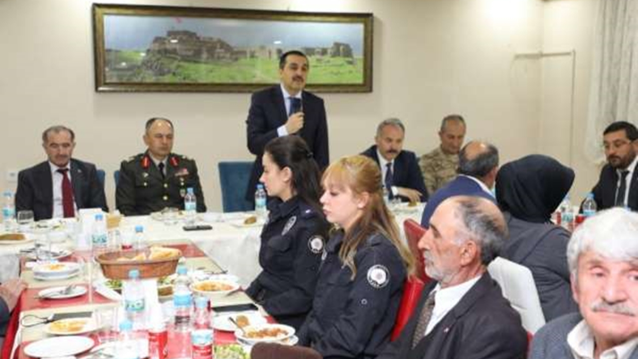 Kars'ta Vali Türker Öksüz, şehit yakınlarıyla iftarda buluştu