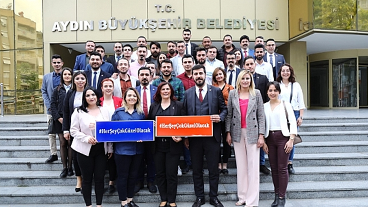 Aydın'da CHP’li gençler Özlem Çerçioğlu’nu ziyaret etti
