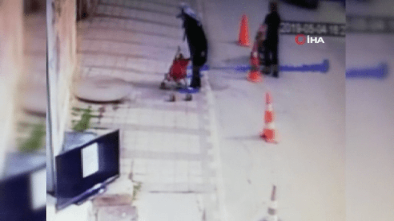 Bebek arabasını çaldı, kendi çocuğunu koydu!