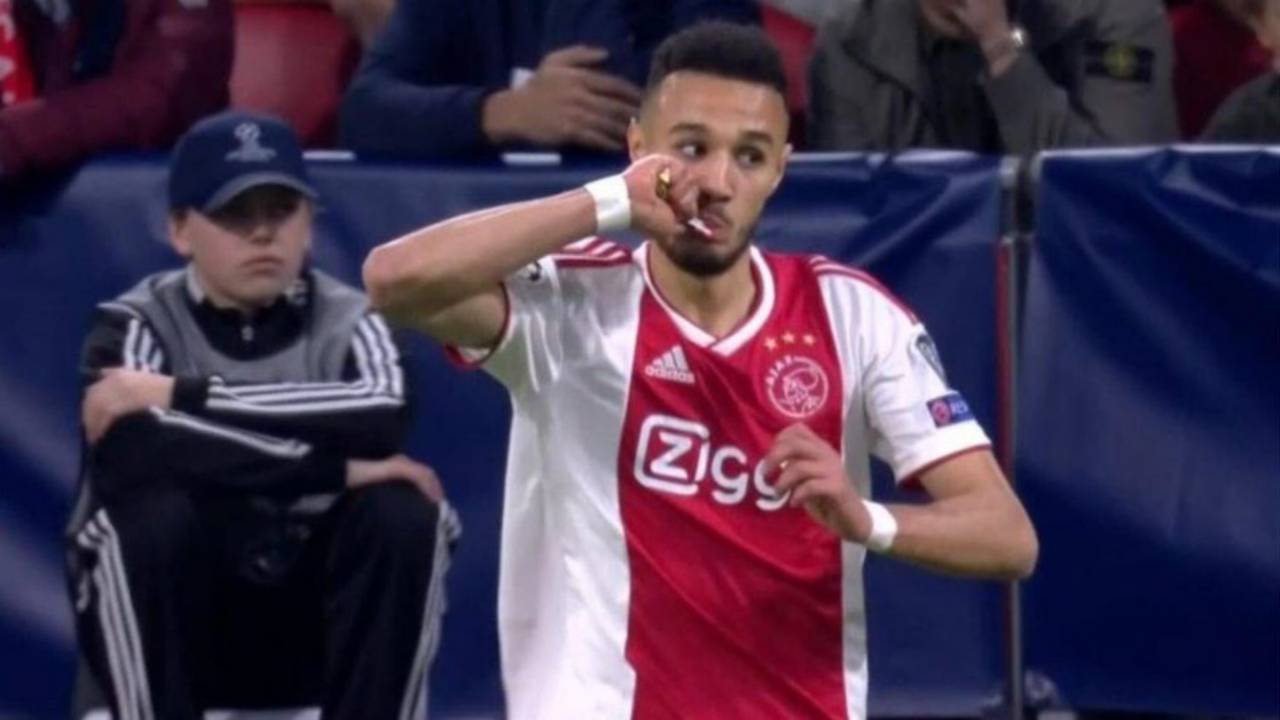 Ajaxlı futbolcular maç sırasında oruç açtı!