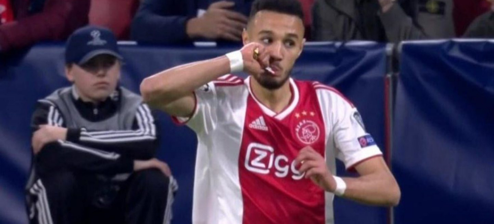 Ajaxlı futbolcular maç sırasında oruç açtı!