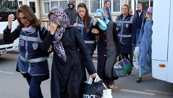 Kredi çekip Bank Asya'ya yatırdılar! 45 öğretmen adliyede