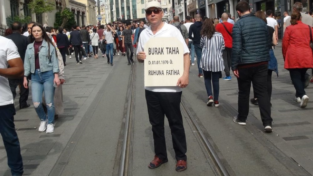 Mezar taşıyla Taksim'de dolaştı!
