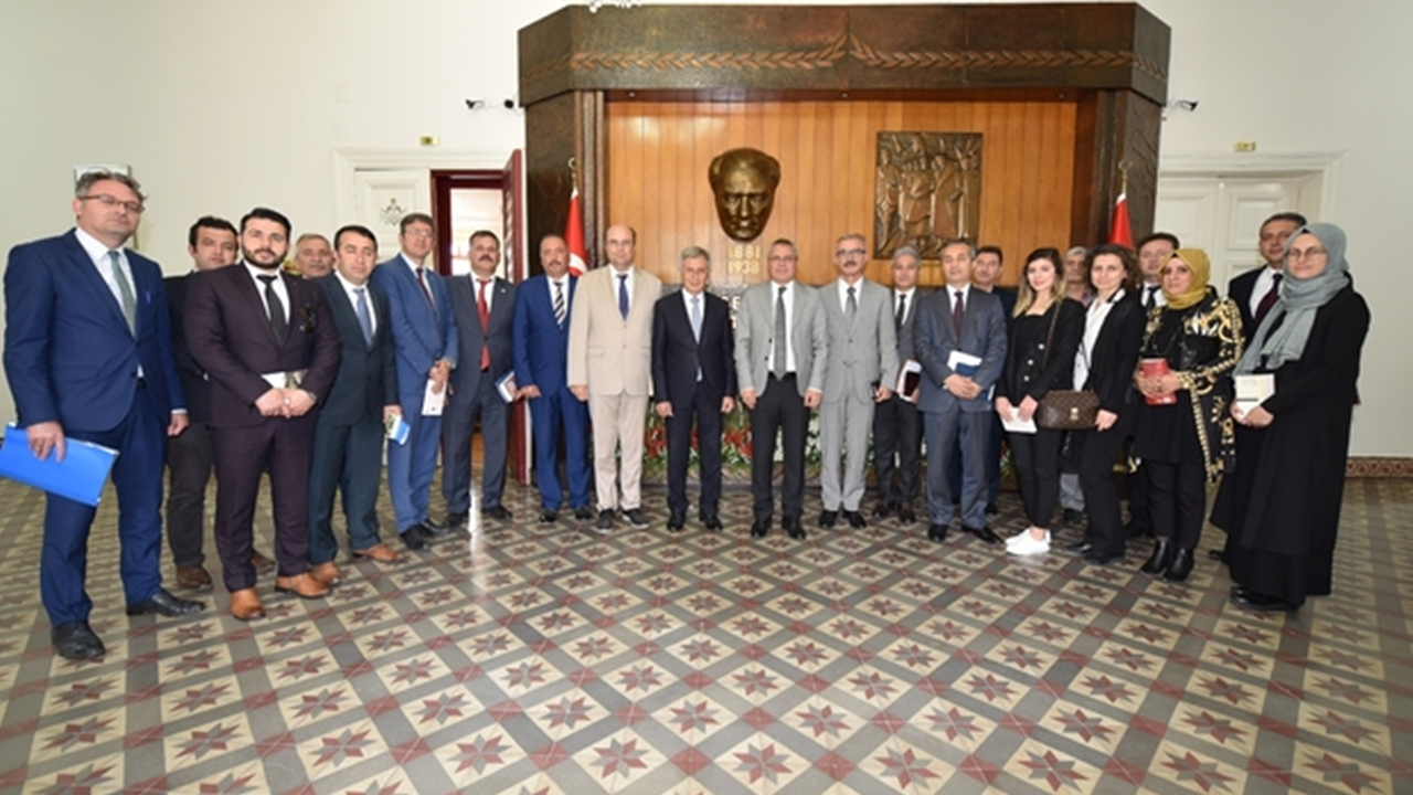 Manisa'da Vali Ahmet Deniz, ortaokul müdürleriyle toplantı yaptı
