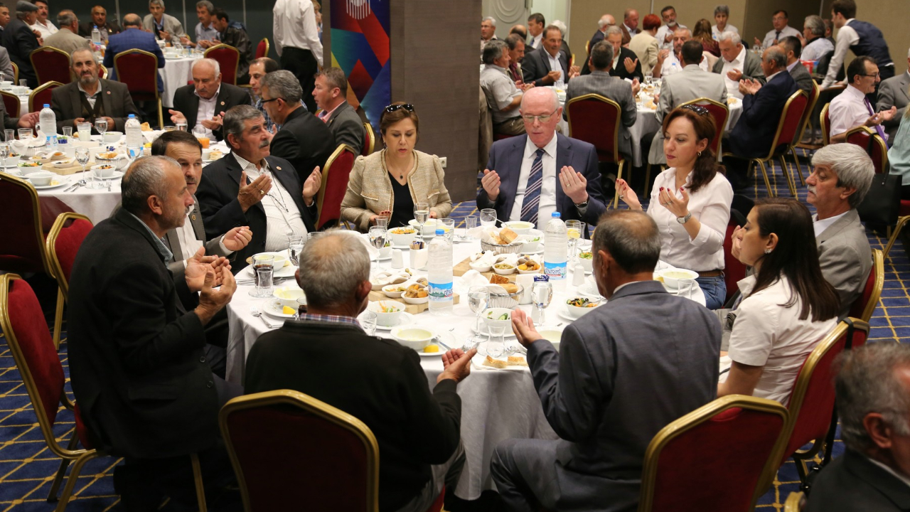 Eskişehir'de Başkan Kazım Kurt muhtarlarla bir araya geldi