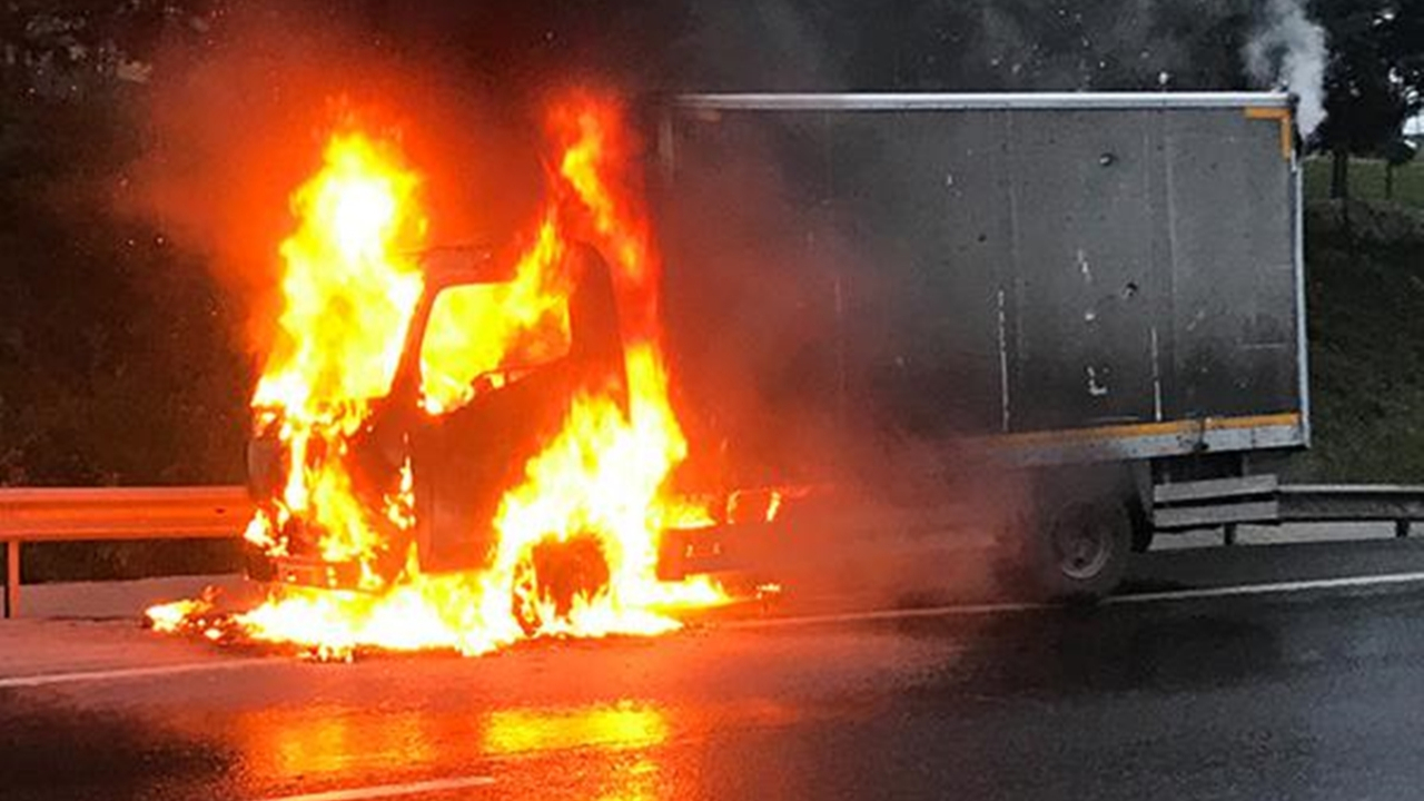 İstanbul Esenler’de kamyonet alev aldı