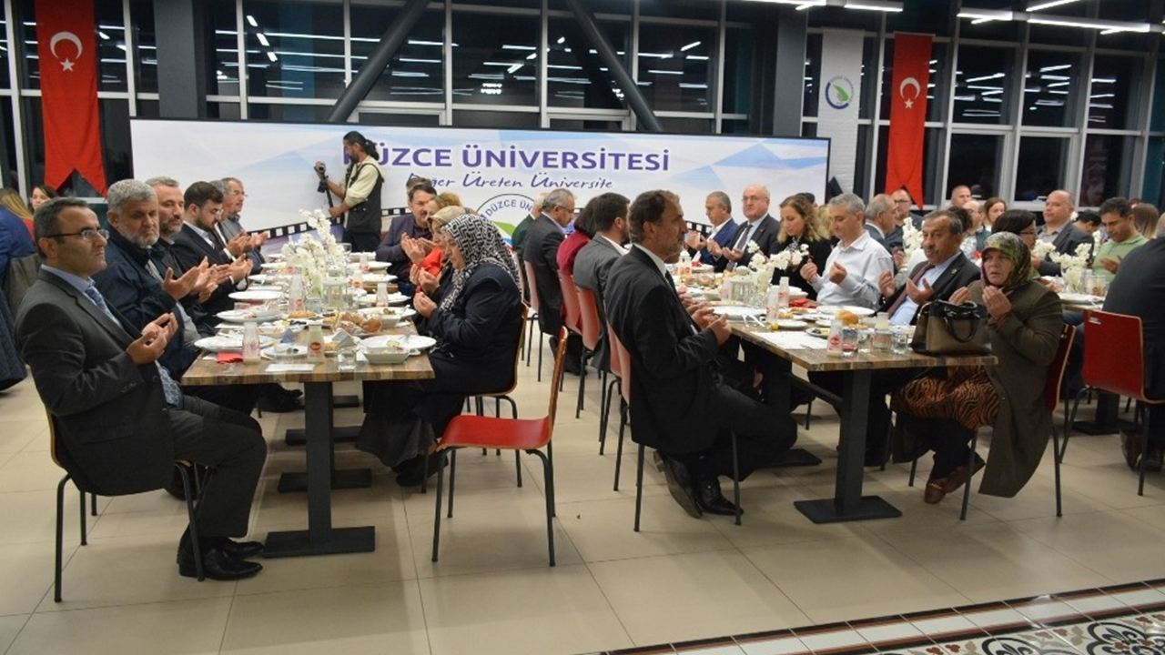 Düzce Üniversitesi ailesi iftar yemeğinde buluştu
