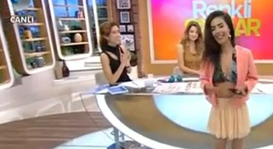 Posta yazarı canlı yayına sütyenle çıktı, sunucular şaştı kaldı VİDEO...