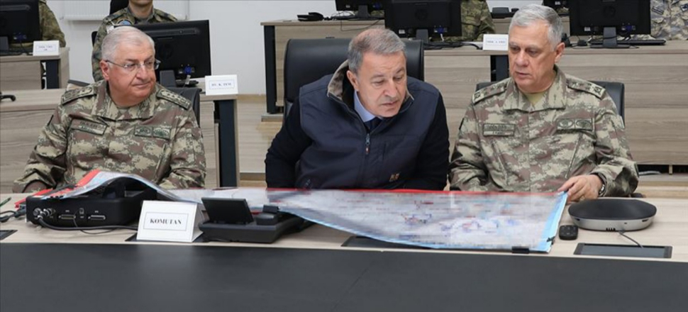 Bakan Akar ve komutanlar Suriye sınırında!