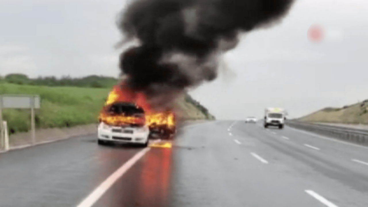 İçinde kadın bulunan otomobili yaktı!