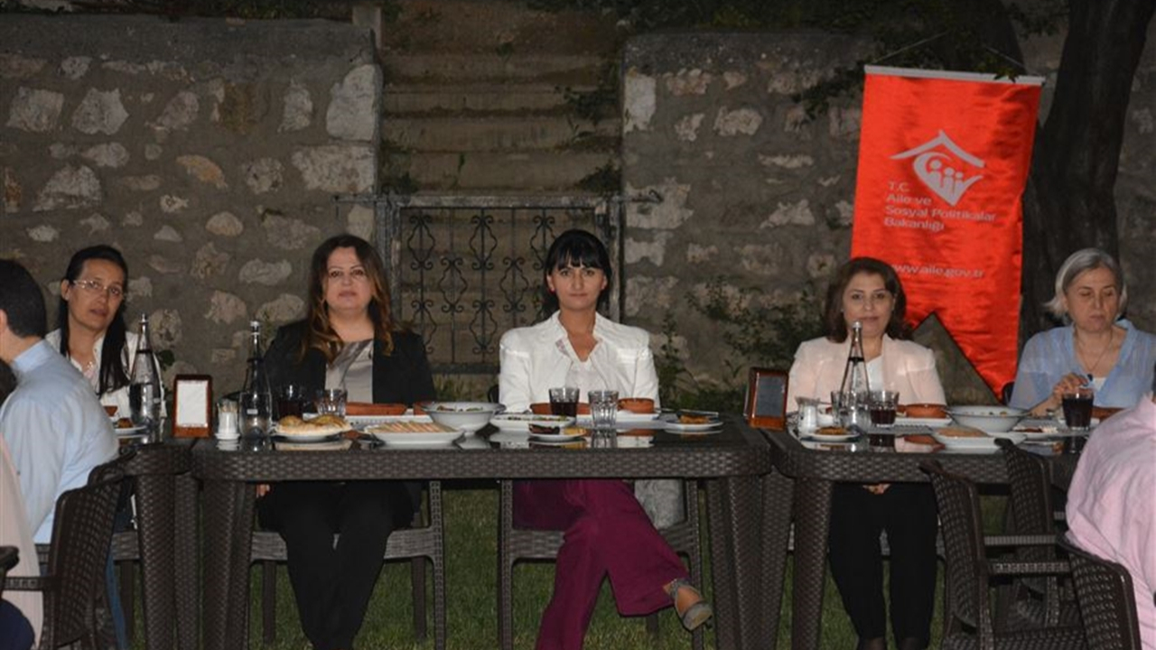 Bilecik'te Vali Bilal Şentürk koruyucu aileler ile iftarda buluştu
