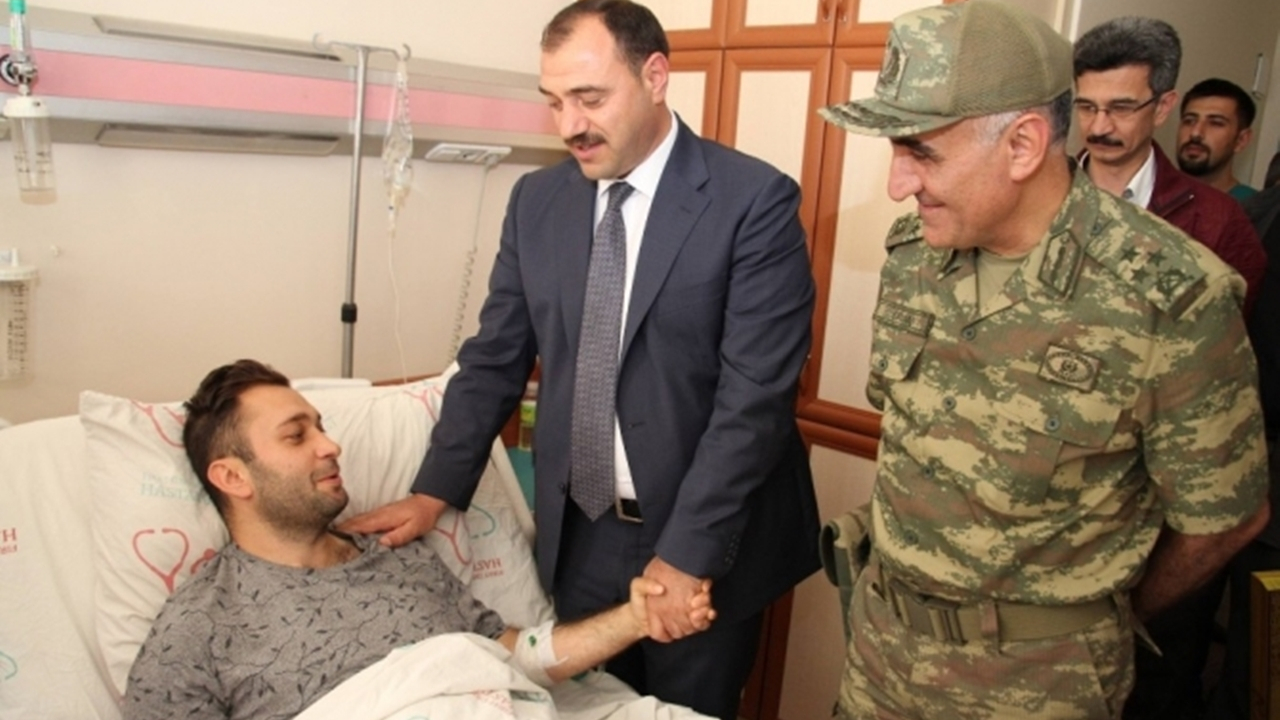 Elazığ'da Vali Çetin Oktay Kaldırım, yaralı Mehmetçikleri ziyaret etti