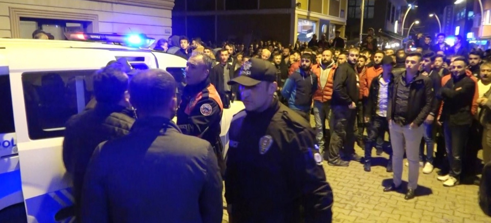 Üniversiteli kızları rehin aldı...