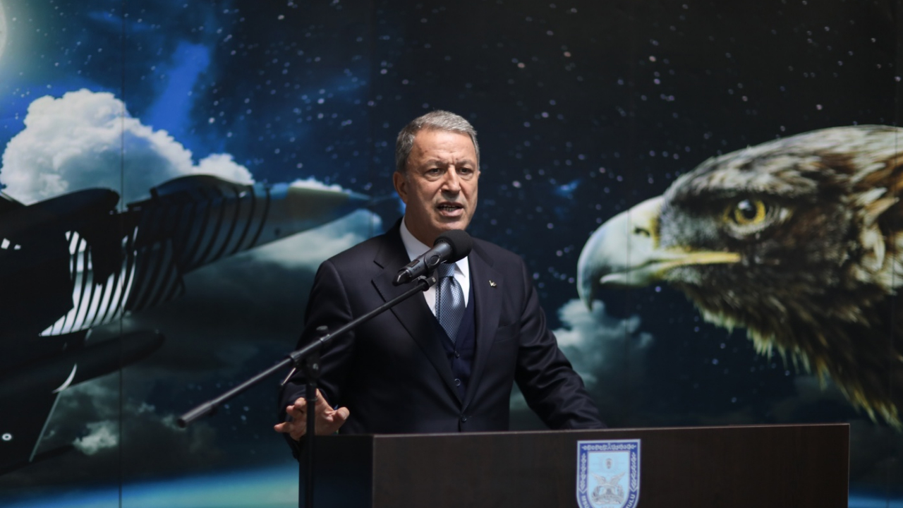 Bakan Akar Harbiyelilerle iftarda buluştu!