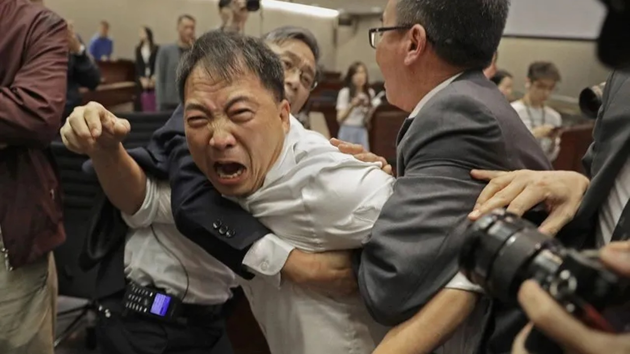 Hong Kong’da parlamento karıştı!