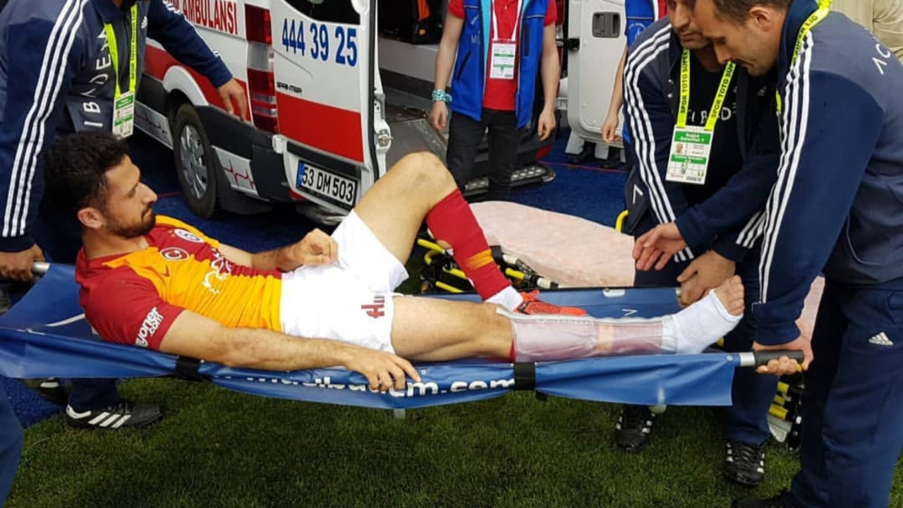 Emre Akbaba'nın ayağı kırıldı!