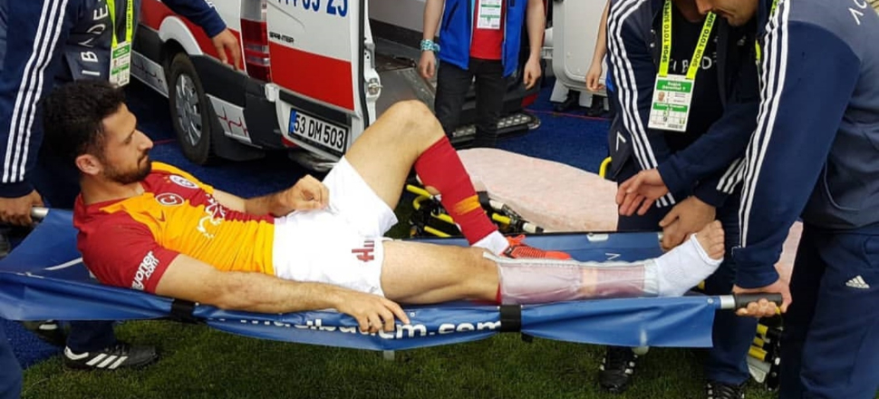 Emre Akbaba'nın ayağı kırıldı!