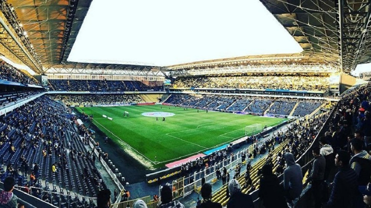 Fenerbahçe tribünlerinden o slogan yükseldi!