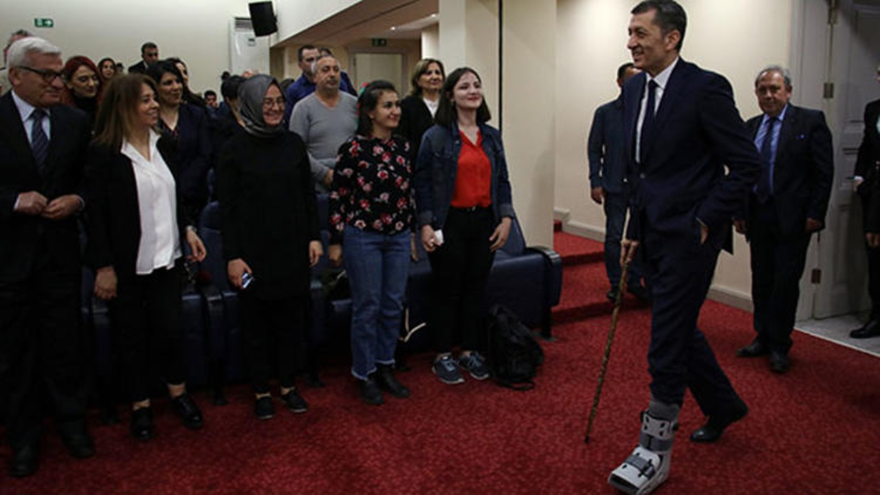 Bakan Selçuk törene bastonuyla katıldı!