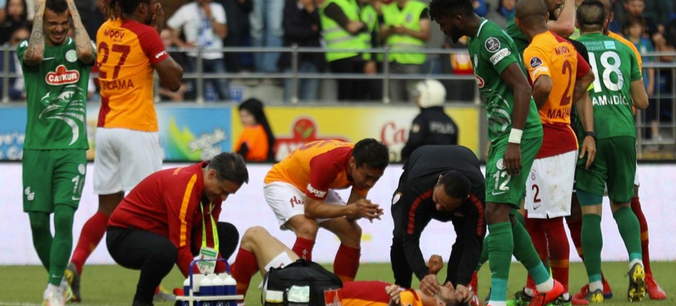 Emre Akbaba'nın kaval ve baldır kemikleri kırıldı!