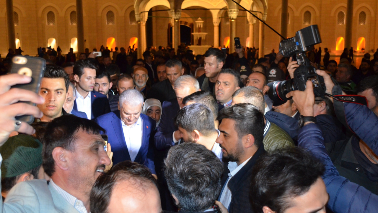 Binali Yıldırım sabah namazını Çamlıca'da kıldı!