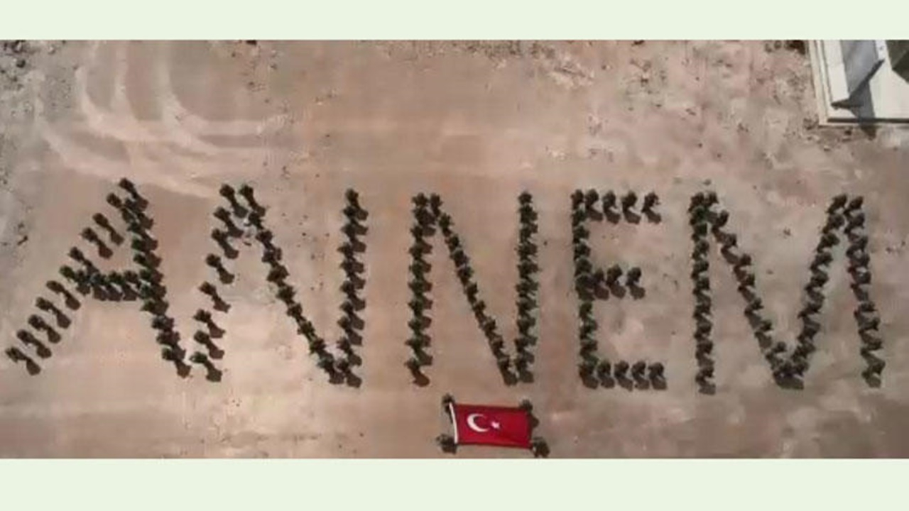 Mehmetçik, Suriye sınırında Anneler Günü'nü unutmadı!
