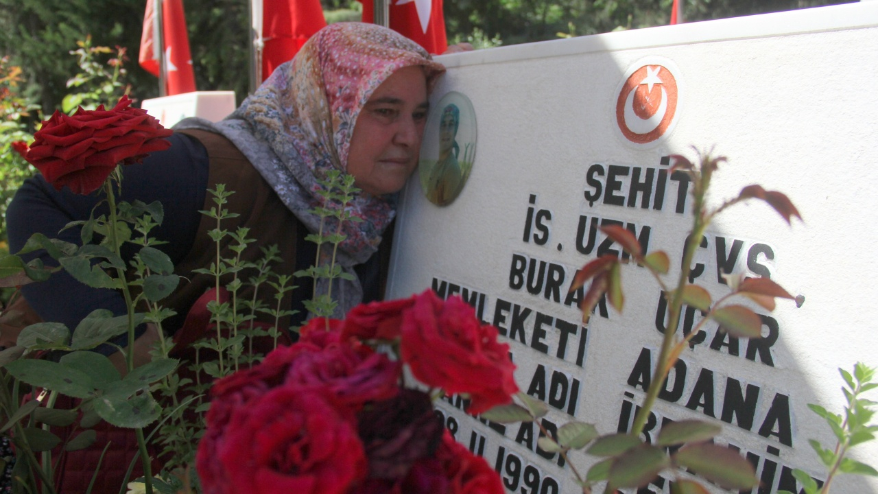 Şehit annesinden Anneler Günü'nde oğlunun mezarına ziyaret!