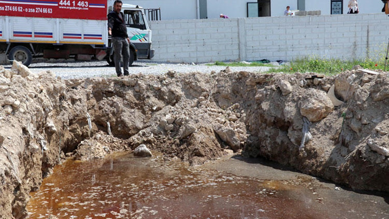 Denizli halkını korkutan zehirli su akıntısı!