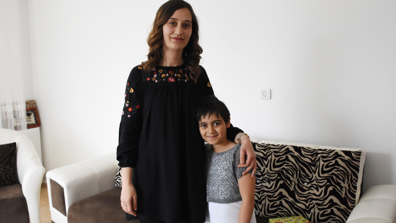 'Yılın annesi' ödülü Sinem Aydoğdu'ya verildi!