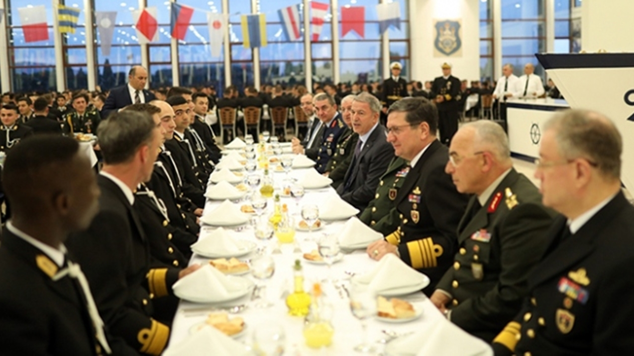 İstanbul'da Bakan Hulusi Akar Deniz Harp Okulu öğrencileriyle iftar yaptı