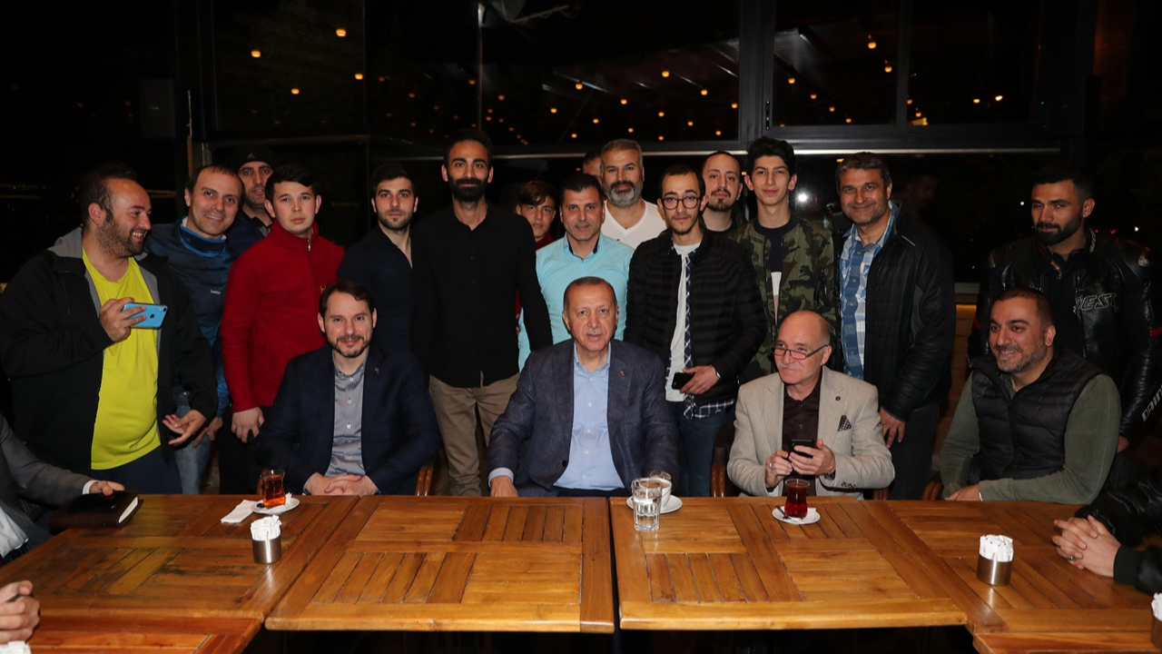 Erdoğan, kafede vatandaşlarla sohbet etti...