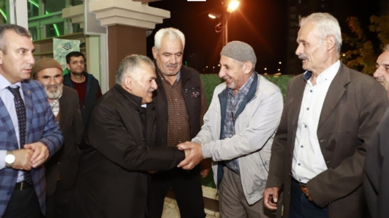Kayseri'de Başkan Mehmet Büyükkılıç annelere çiçek, çocuklara hediye verdi