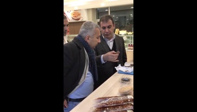 Güllüoğlu'ndan aldığı çikolatadan kurt çıktı!