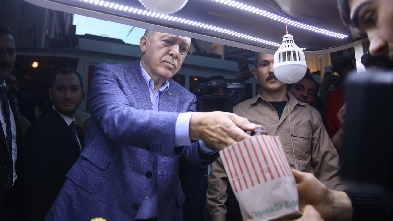Cumhurbaşkanı nostaljik tramvay ile iftara geldi..