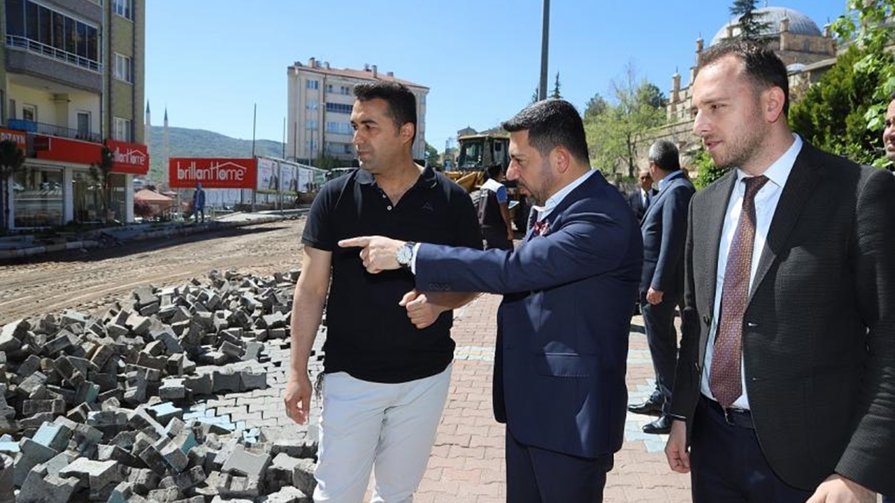 Nevşehir'de Başkan Rasim Arı, Lale Caddesinde çalışmaları inceledi