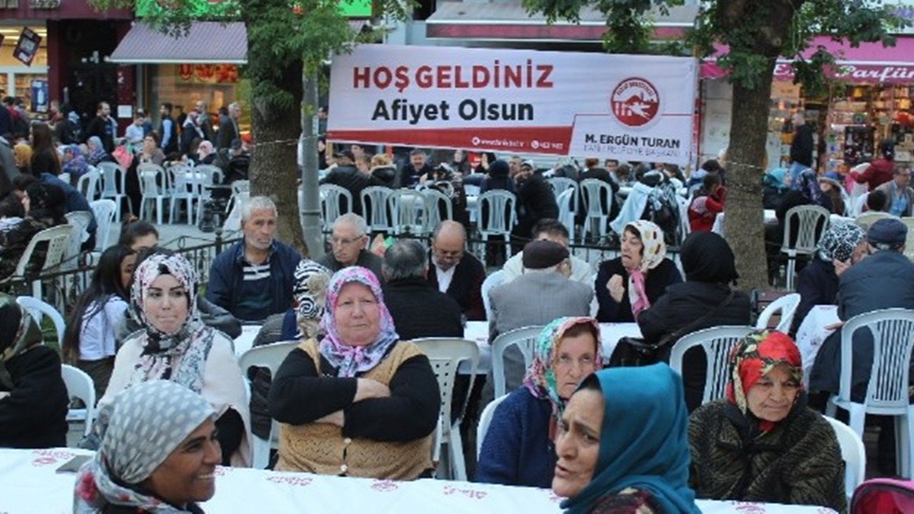 Bursa'da gençler buluşup bin kişiye iftar verdi