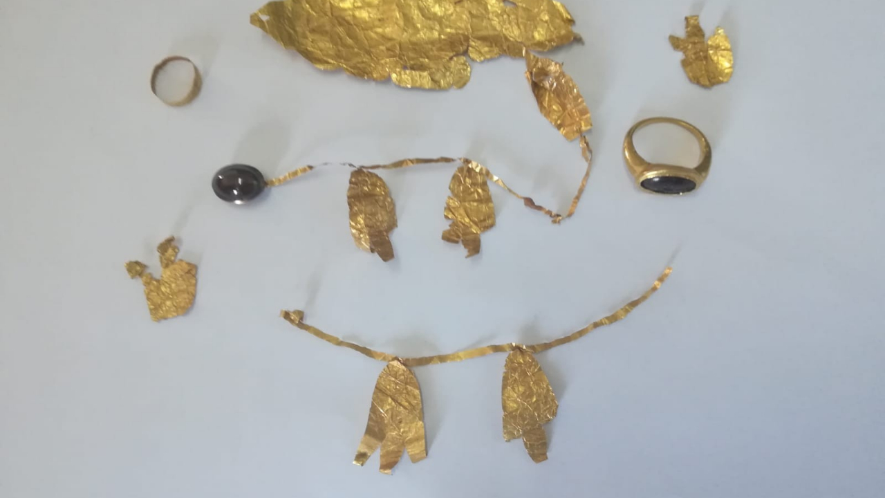 Sivas'ta 2 bin 500 yıllık altın taç ele geçirildi!