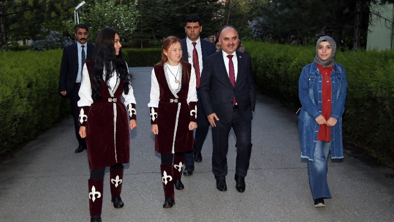 Kayseri'de Vali Aysel Günaydın KYK’da kalan öğrencilerle iftar açtı