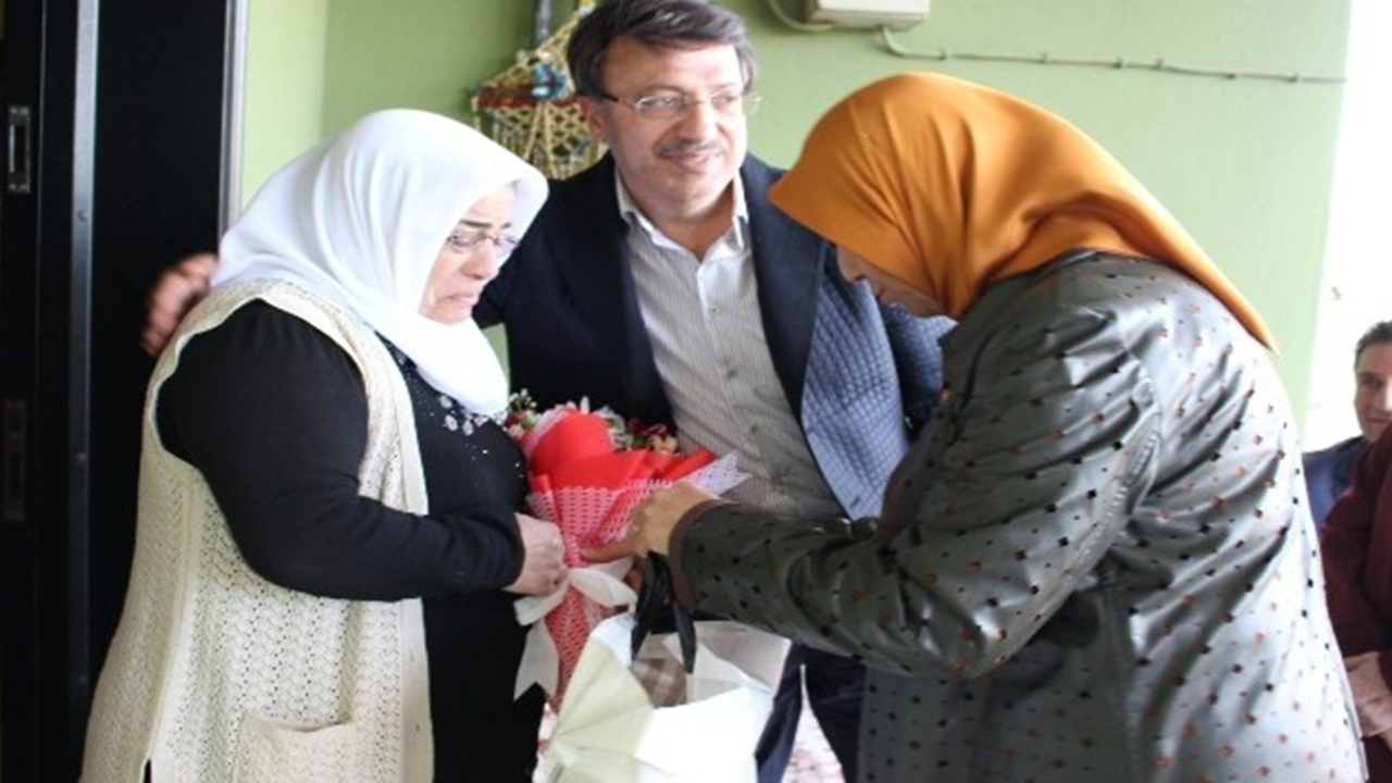 Van'da AK Parti’li Kayhan Türkmenoğlu, terör mağduru anneleri unutmadı