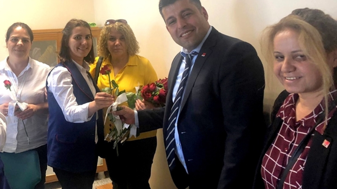Adıyaman'da Başkan Deniz Çakmak’dan hemşirelere karanfil